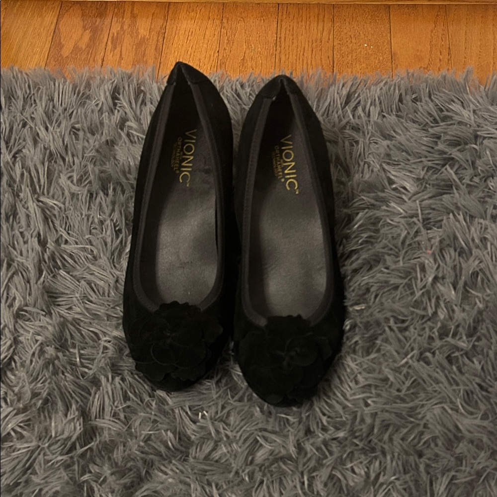 Vionic Women's Black Floral Heels
